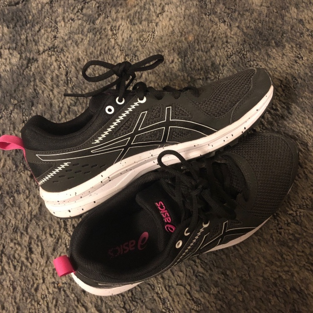ASICS women’s running shoe 8.5